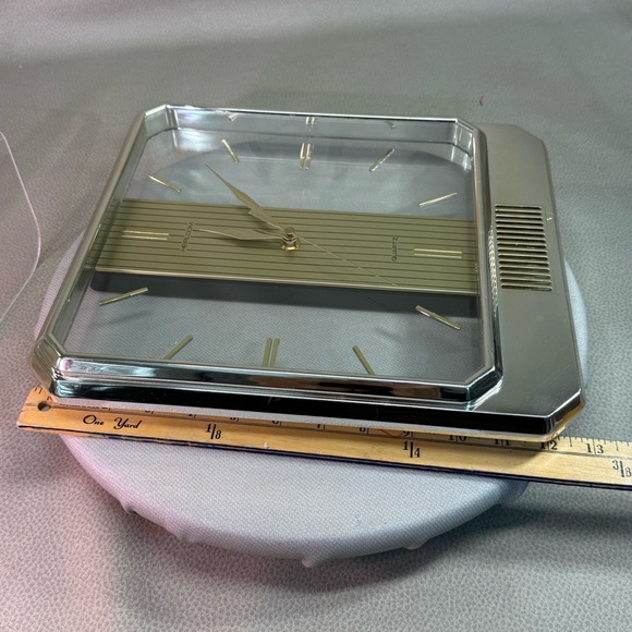 Heirloom Gold Wall Clock Chimes on House See Video Batteries Included - Picture 16 of 17